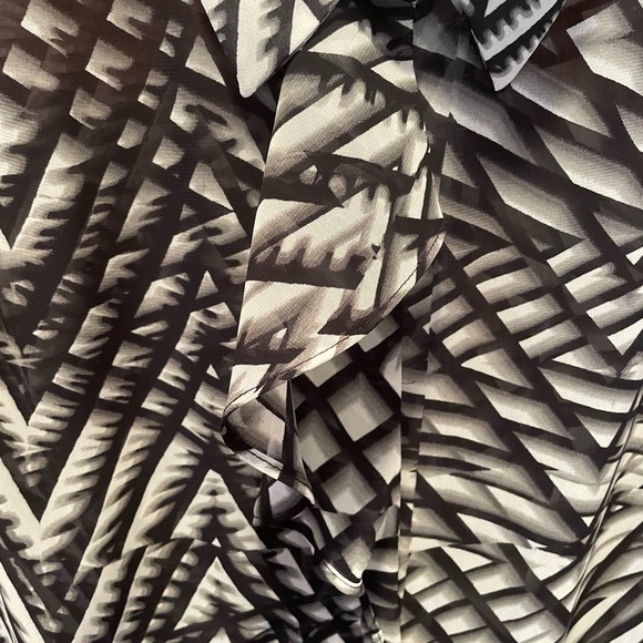 NWT Worthington Woman’s black and white abstract cap sleeve blouse size PL - Picture 2 of 8